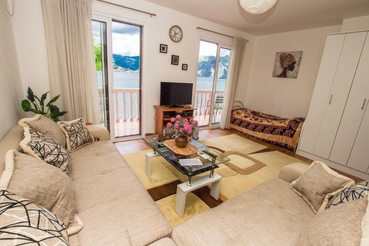 Apartments Beachfront Котор Экстерьер фото